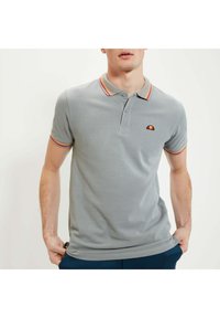 Graues Poloshirt mit kurzen Ärmeln, ausgestattet mit einer Knopfleiste mit drei Knöpfen sowie mehrfarbigen Streifen an Kragen und Ärmeln. Logo auf der Brust.