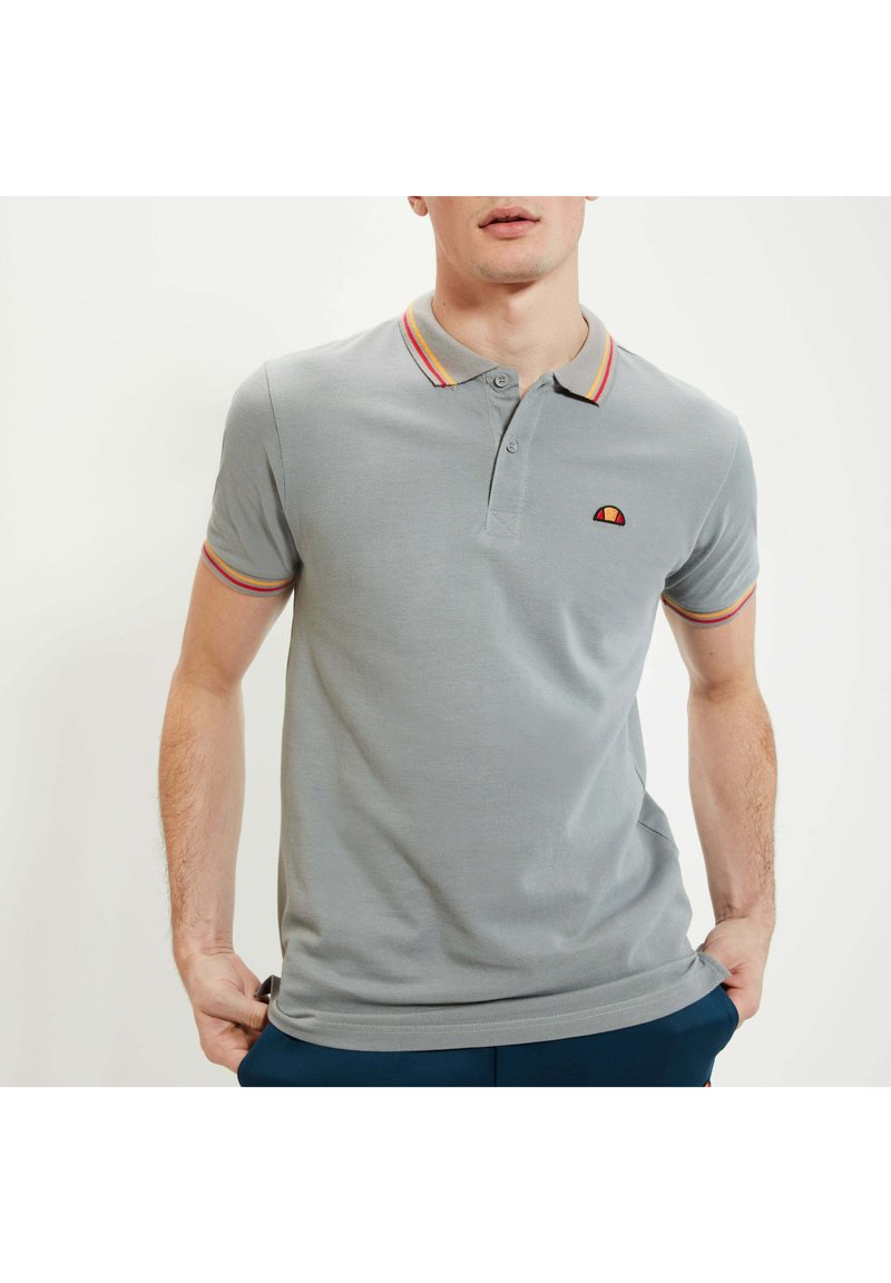 Graues Poloshirt mit kurzen Ärmeln, ausgestattet mit einer Knopfleiste mit drei Knöpfen sowie mehrfarbigen Streifen an Kragen und Ärmeln. Logo auf der Brust.