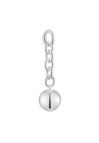 Charm de metal plateado que presenta una esfera suave y pulida, con una cadena de eslabones ovalados arriba. La superficie es reflectante.