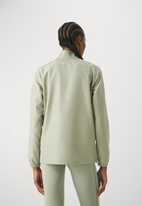 ASICS CORE JACKET - Sportovní bunda - olive grey