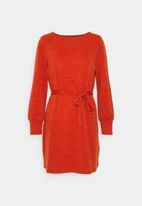Vestido de punto rojo con mangas largas, cuello redondo y un cinturón atado en la cintura. Presenta un patrón texturizado y un ajuste relajado.