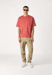 Selected Homme SLH LOOSE OSCAR O NECK TEE - Basic póló - mineral red
