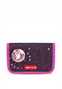 Portafoglio di tessuto viola con rifiniture rosa, caratterizzato da un bottone con design circolare di un gufo e accenti a motivo di stelle all'esterno. L'etichetta del marchio è visibile.
