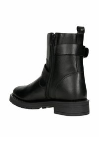 Czarne skórzane botki do kostki z bocznym zamkiem, wyprofilowanym kostką, akcentującym paskiem oraz teksturowaną gumową podeszwą z rowkami zapewniającymi przyczepność.