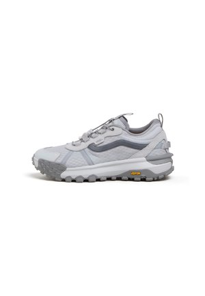 Jasnoszary sneaker Vans z teksturowaną podeszwą, bocznym paskiem, pętelką na pięcie i logo Vibram na spodzie.