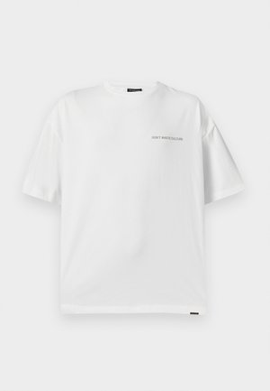 Witte katoenen t-shirt met een relaxed fit, ronde hals en korte mouwen. Voorzien van de zwarte tekst "VERSPIL CULTUUR" aan de voorkant.