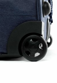 Valigia a mano in tessuto blu navy con una robusta base in plastica nera e quattro ruote nere multidirezionali per una facile manovrabilità.