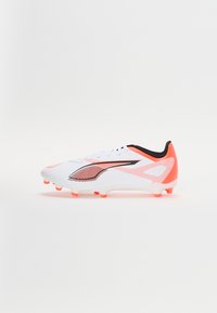 Hvit fotballsko med rosa og sorte detaljer, syntetisk overdel, teksturert design og knast såle for grep.