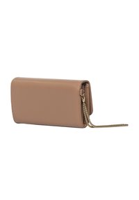 Portafoglio in pelle tan con una forma rettangolare elegante. Presenta una tracolla in catena dorata e dettagli di cucitura minimi. La chiusura è caratterizzata da un design a pattina liscia.