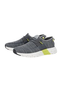 Scarpe sportive grigie realizzate in tessuto testurizzato, con una suola in gomma grigia chiara con macchie nere e accenti verde lime sui lati.