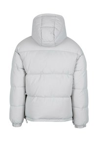 Šviesiai pilkas pūkinis švarkas su kapišonu, turintis siuvinėtą dizainą, elastines rankogalius ir stačiakampio siluetą, užtikrinantį šilumą ir komfortą.