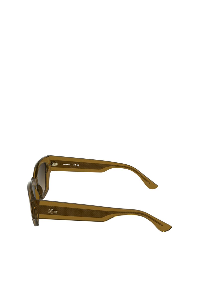 Lunettes de soleil en plastique marron avec des montures larges et des verres teintés. Présentent un design texturé sur les branches et un logo sur un côté.