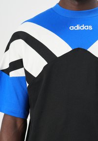 adidas Originals CUTLINE TEE UNISEX - Print T-shirt - black/blue