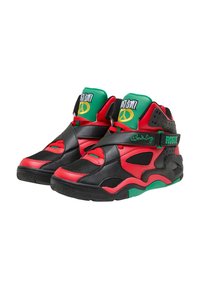 High-Top-Sneaker mit einem Obermaterial aus schwarzem und rotem Leder, grünen Akzenten, Netzpaneelen und einem Klettverschluss zur Sicherung.