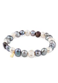 Pulsera de perlas barrocas que presenta formas y colores variados, incluidos el blanco, gris y tonalidades oscuras, con un acento de charm dorado.