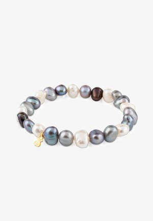 Pulsera de perlas barrocas que presenta formas y colores variados, incluidos el blanco, gris y tonalidades oscuras, con un acento de charm dorado.