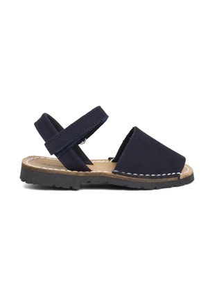 Marineblaue Sandalen mit zwei verstellbaren Riemen, einem strukturierten Obermaterial aus Stoff und einer braunen Gummisohle mit weißen Nähdetails.