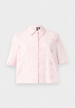 Chemisier rose clair à manches courtes avec boutons, broderie à jours florale et col pointu, présenté à plat sur fond blanc.