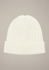 Biała dziana czapka typu beanie z ryżowym wzorem i zawiniętym mankietem. Miękki materiał o okrągłym kształcie na górze.