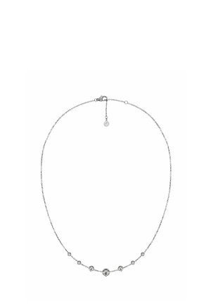 Hieno hopeinen ketjukaulakoru, jossa on seitsemän tasaisesti sijoitettua pyöreää kirkasta jalokiveä, kiinnitetty rapulukolla ja pienellä pyöreällä riipuksella lähellä lukkoa.