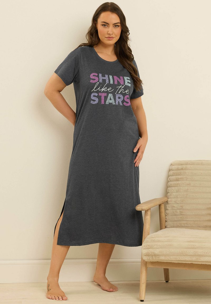 Nottu grigia a maniche corte con spacco laterale presenta la scritta "BRILLA come le STELLE" in una tipografia colorata e luminosa. Realizzata in morbido cotone misto, è comoda e leggera.