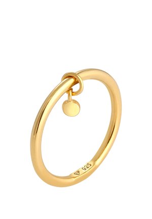 Ring af 925 sterlingsølv i guldfarve med en lille cirkulær vedhæng, der hænger fra den på en hvid baggrund.