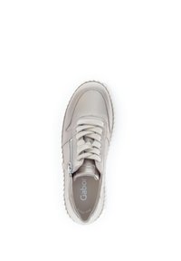 Lichtbeige leren sneaker met een gestructureerd oppervlak, veters en een zijritsdetail. Flexibele witte zool met een geribbeld patroon.