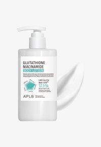 Pumpflaske med glutathion niacinamid kropslotion med 12,5 % aktive ingredienser og en smule hvid lotion på en hvid baggrund.
