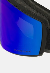 Skibriller med blå spejllinse, sort ramme og blødt skumforing, med "PRIZM" logo nær den nederste kant.