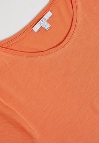 Orange kortärmad jersey t-shirt med rund halsringning och slät yta. Etikett synlig, som indikerar storlek S och tillverkad i Portugal.