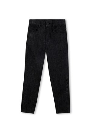 Jean en denim noir à coupe slim, avec un design à cinq poches, un branding subtil sur le côté et une finition en tissu lisse et texturé.