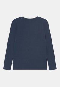 Camisa de manga longa azul-marinho, material de algodão suave, decote redondo, design simples, corte reto, sem padrões ou acentos visíveis.