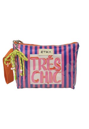 Bolsa de maquillaje a rayas rosas y moradas con cremallera y correa naranja, cordón decorativo amarillo y texto "TRÉS CHIC" en el frente.