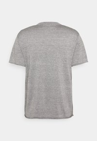 Grå kortärmad t-shirt i lättviktsmaterial, med rundad halsringning och avslappnad passform samt synliga sömdetaljer längs fållen.