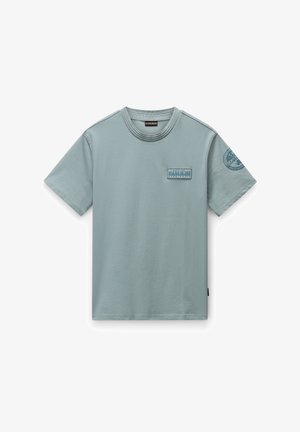 Lichtblauwe katoenen t-shirt met een ronde hals, korte mouwen, een voorzak en een rond logo op de linkermouw.
