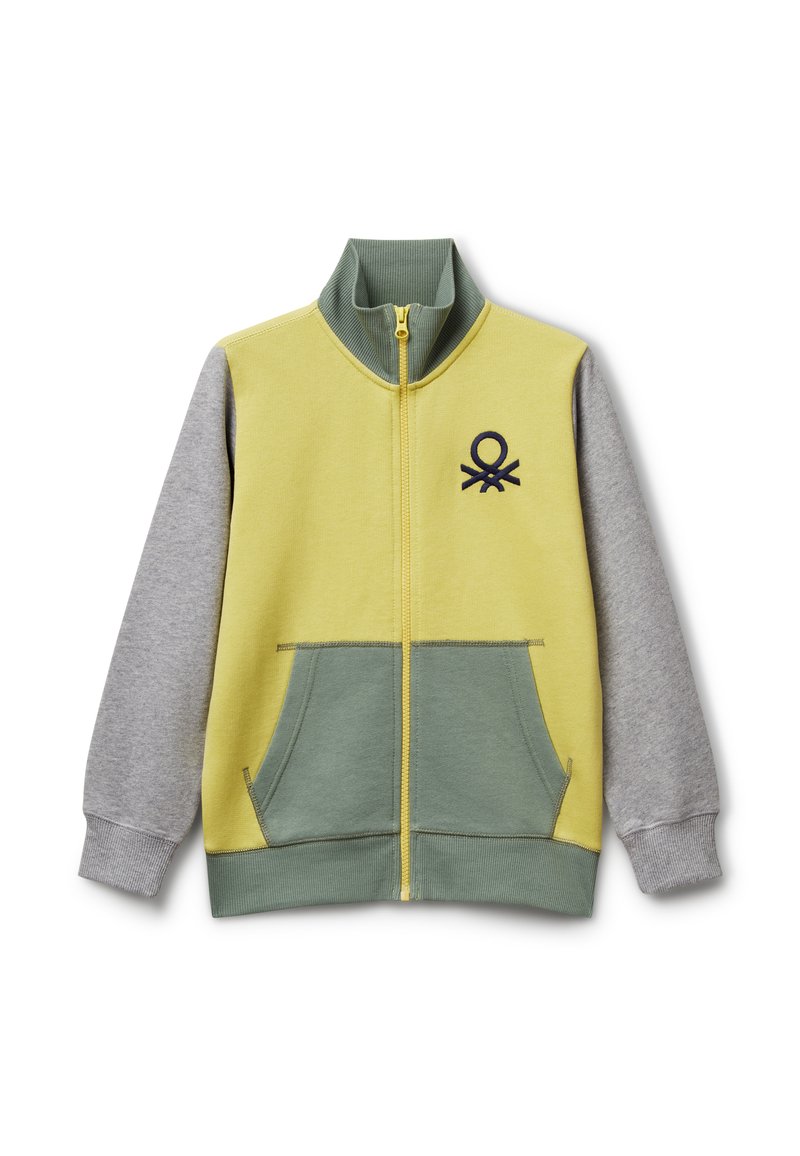 Reißverschlussjacke mit gelbem Körper, grünen Akzenten und grauen Ärmeln. Verfügt über einen hohen Kragen, zwei Fronttaschen und ein navyblau gesticktes Logo.