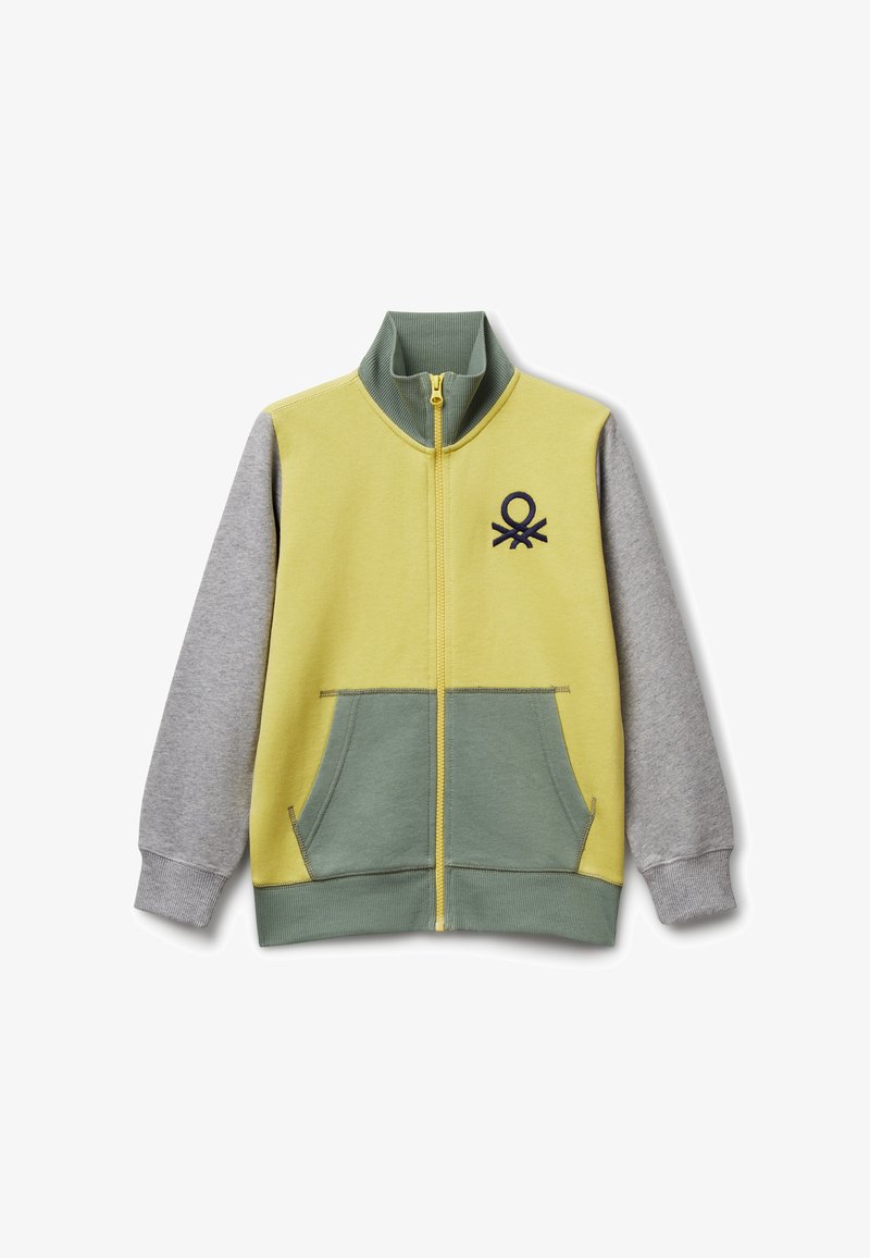 Reißverschlussjacke mit gelbem Körper, grünen Akzenten und grauen Ärmeln. Verfügt über einen hohen Kragen, zwei Fronttaschen und ein navyblau gesticktes Logo.