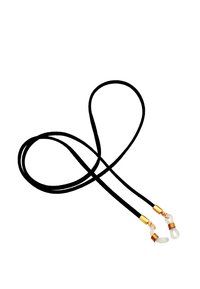 Sorte ledningsearphones med guldfarvet hardware og keramiske spidser, der har et elegant, minimalistisk design og en glat tekstur.