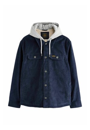 Granatowa kurtka z korduroy z szarym kapturem, dwoma kieszeniami na klatce piersiowej, zapięciem na napy z przodu oraz sznurkami w kapturze. Teksturowany materiał.