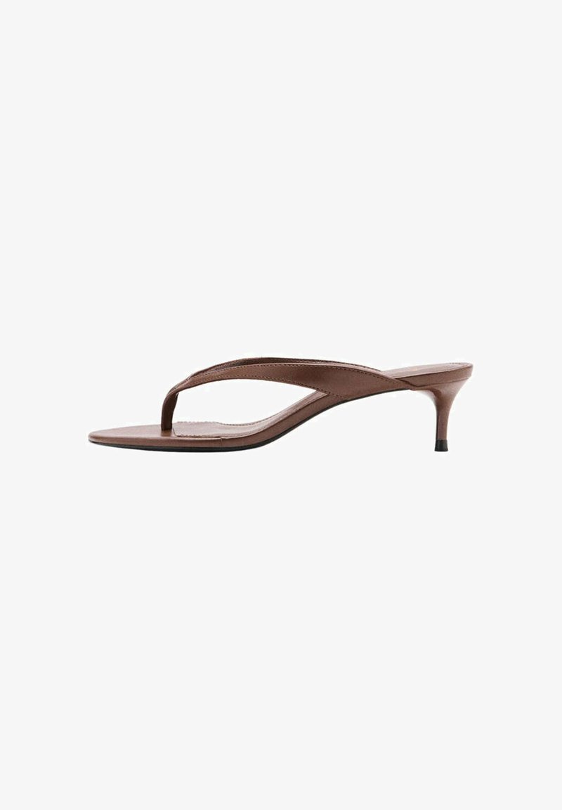 Sandale en cuir marron avec lanière, petit talon « kitten » et bout carré, vue de profil sur fond blanc.