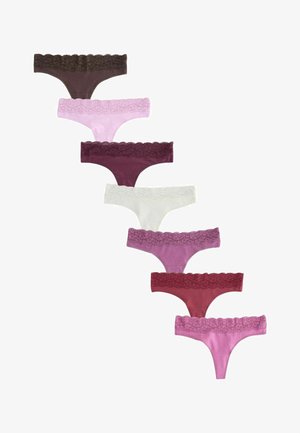 Sieben Damen-Strings mit Spitzenbesatz in verschiedenen Farben diagonal auf weißem Hintergrund angeordnet.