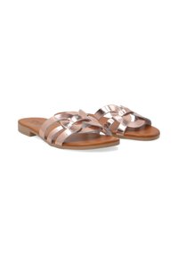Roze gouden metallic slip-on sandalen met gevlochten banden, bruine synthetische zool, vlak ontwerp en een gladde textuur, met zowel dubbele als enkele banddetails.