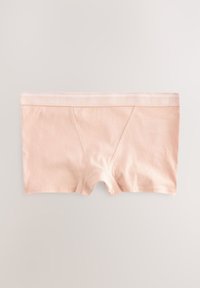 Világos rózsaszín varrás nélküli pamut fiús boyshort nadrág márkás elasztikus derékpánttal, semleges háttér előtt.