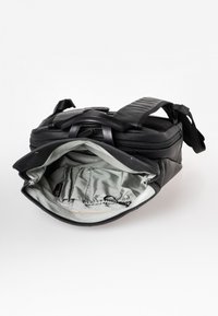 Borsa per laptop nera realizzata in materiale sintetico, con chiusura a zip, ampio interno grigio con tasche e tracolla regolabile.