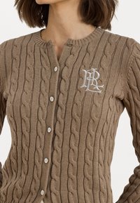 Cardigan em malha canelada castanho, com um decote canelado, bordado de logótipo em prata e fecho com botões na parte da frente.
