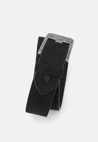 Curea din piele neagră cu un finisaj mat, având o cataramă metalică argintie și detalii de cusătură, rătăcită peste ea însăși pentru expunere.