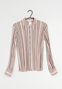Camicia a righe con pulsante, caratterizzata da linee verticali in rosa, crema e marrone. Maniche lunghe, colletto a punta e orlo arrotondato con dettagli sui polsini.