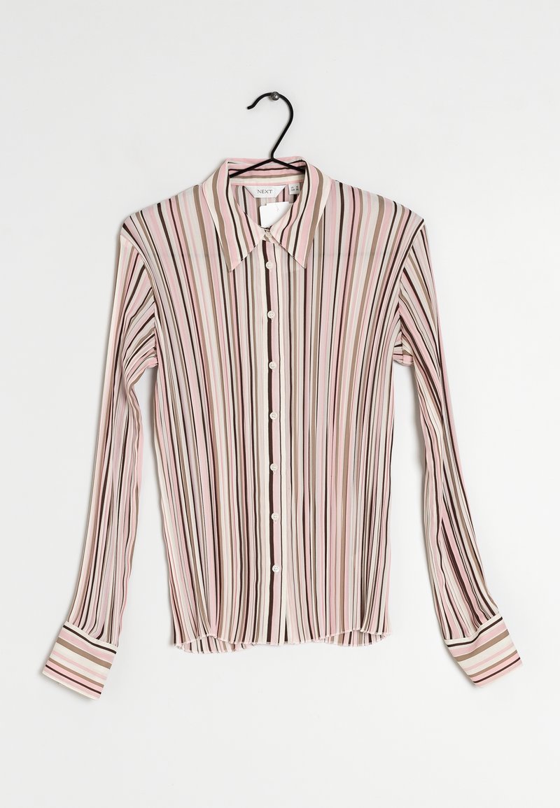 Camicia a righe con pulsante, caratterizzata da linee verticali in rosa, crema e marrone. Maniche lunghe, colletto a punta e orlo arrotondato con dettagli sui polsini.
