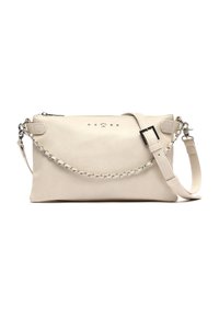 Krémová kožená crossbody taška s reťazovým popruhom, obdĺžnikový tvar, horné zipsové uzatváranie a päť dekoratívnych cvočkov na prednej strane.