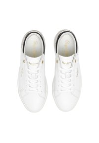 Witte sneakers met een glad leren bovenzijde, ronde neus, platte veters, gouden logo-accenten en een zwarte binnenvoering. De zool is van rubber.